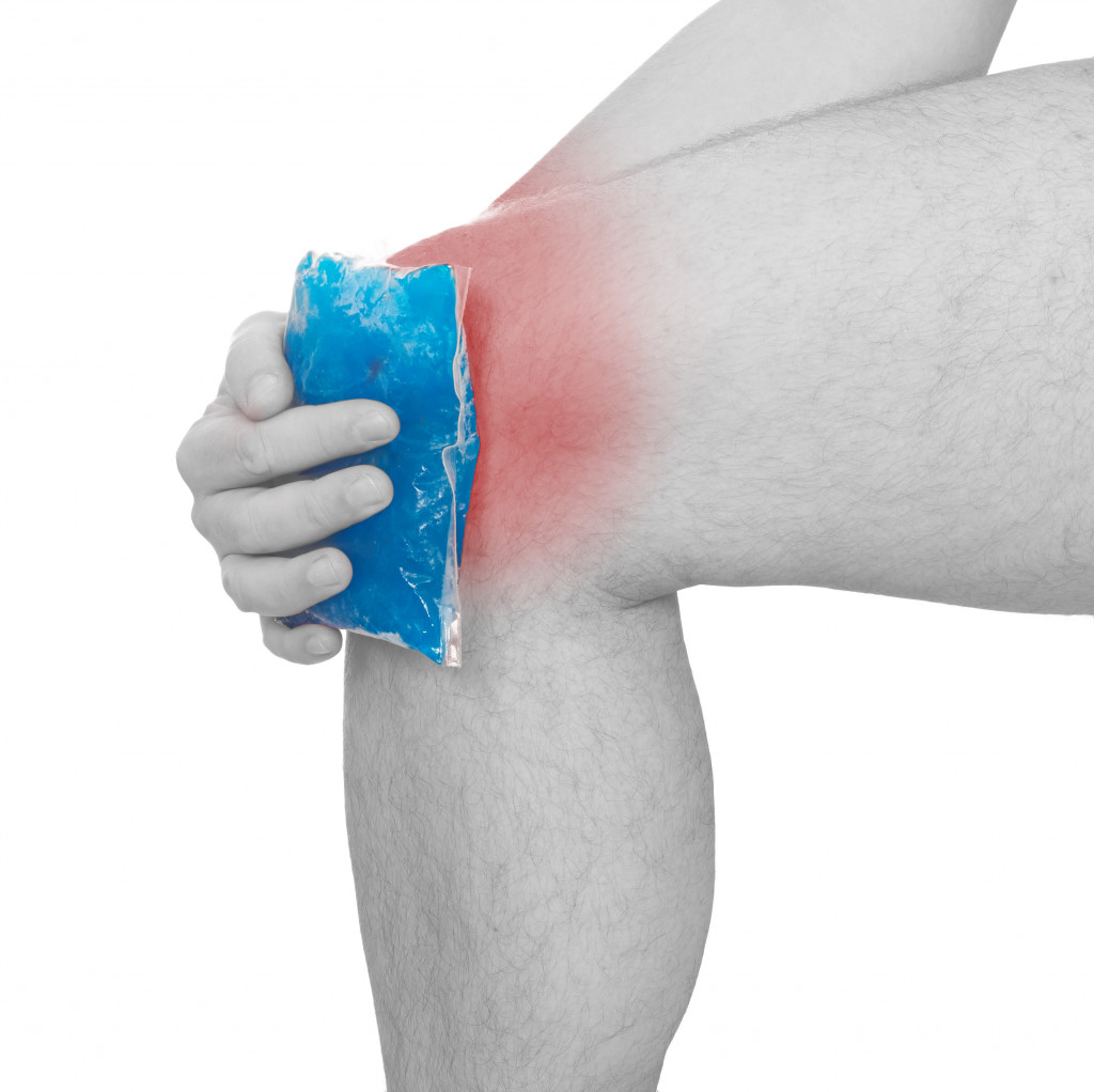 cool gel pack on knee pain